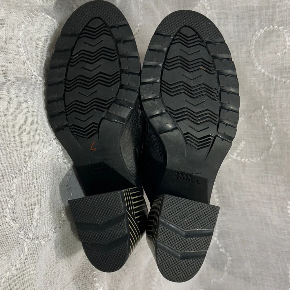 Sorel almost NEW soft glove leather slide in stacked heel sandals
